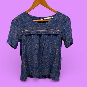 Cute navy gold pleated fan Anthropologie acote flowy blouse short sleeve